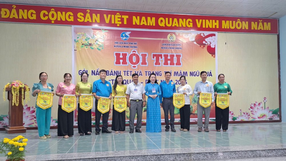 The Organizing Committee awarded souvenir flags to the teams participating in the "Wrapping and Cooking Banh Tet" contest for the 2025 Military and Civilian Tet. Photo: Minh Son