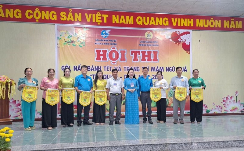 The Organizing Committee awarded souvenir flags to the teams participating in the "Wrapping and Cooking Banh Tet" contest for the 2025 Military and Civilian Tet. Photo: Minh Son