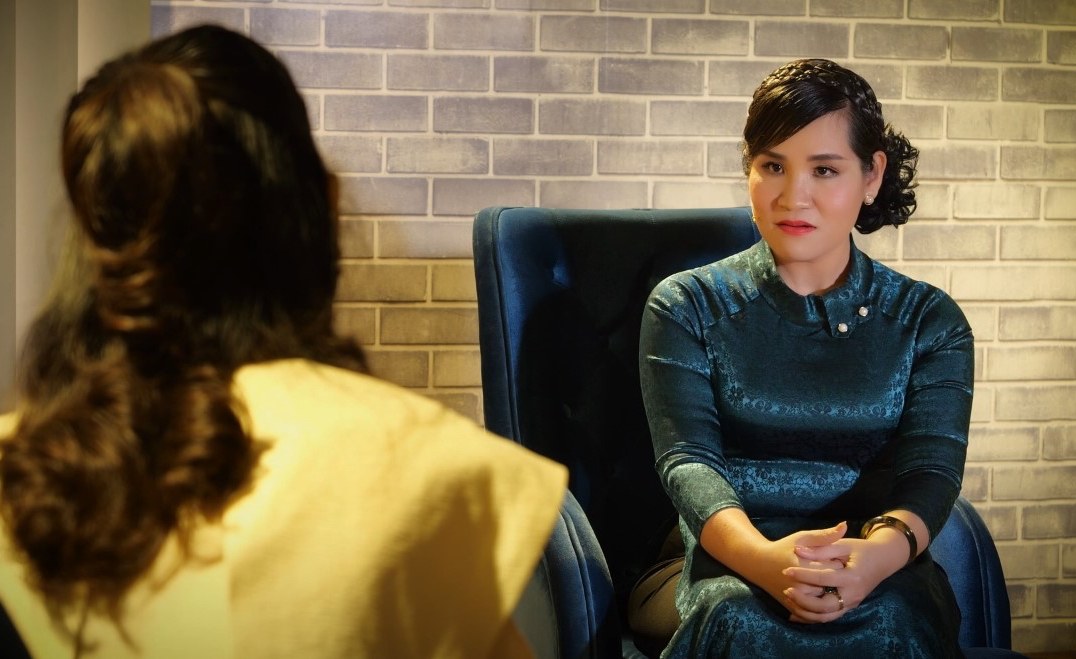 Ms. B - a kindergarten teacher confided in MC To Nhi A at the program. Photo: Producer.