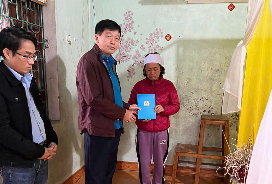Chairman of Nghe An Provincial Labor Federation Kha Van Tam expressed condolences and presented 10 million VND in support to relatives of workers who died in work accidents. Photo: Quang Dai