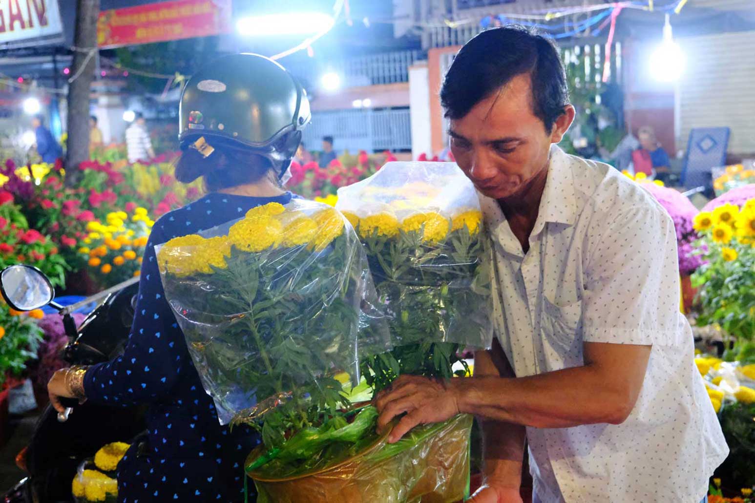 The atmosphere of buying and selling flowers and ornamental plants is bustling during the first days of Tet holiday.