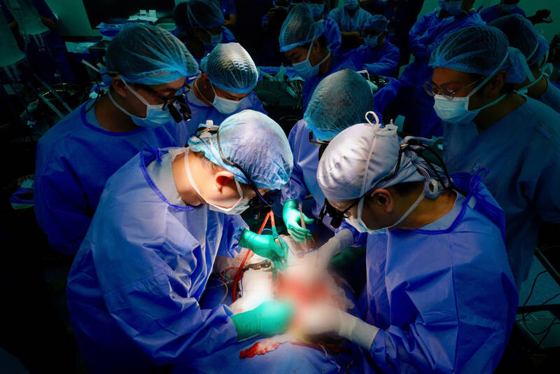 The team performed the organ retrieval from the brain-dead donor. Photo: BVCC