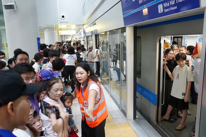 Ben Thanh station staff guides passengers on metro line 1. Photo: Anh Tu