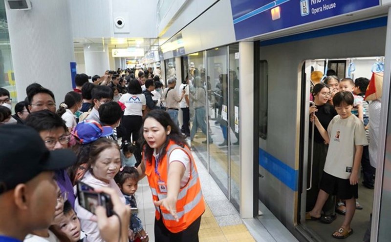 Ben Thanh station staff guides passengers on metro line 1. Photo: Anh Tu