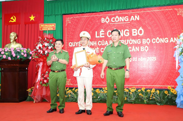 The new Director of Soc Trang Provincial Police (middle) receives the appointment decision. Photo: Soc Trang Provincial Police