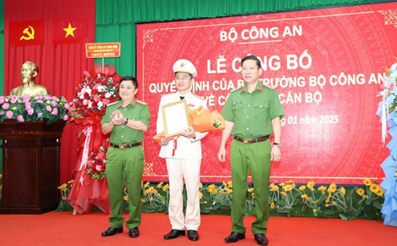 The new Director of Soc Trang Provincial Police (middle) receives the appointment decision. Photo: Soc Trang Provincial Police