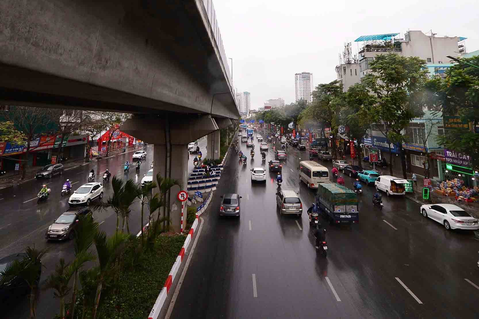 Luc 9h30 cung ngay, mat do giao thong o nhieu tuyen pho huong ra ngoai khu trung tam cung giam dan.