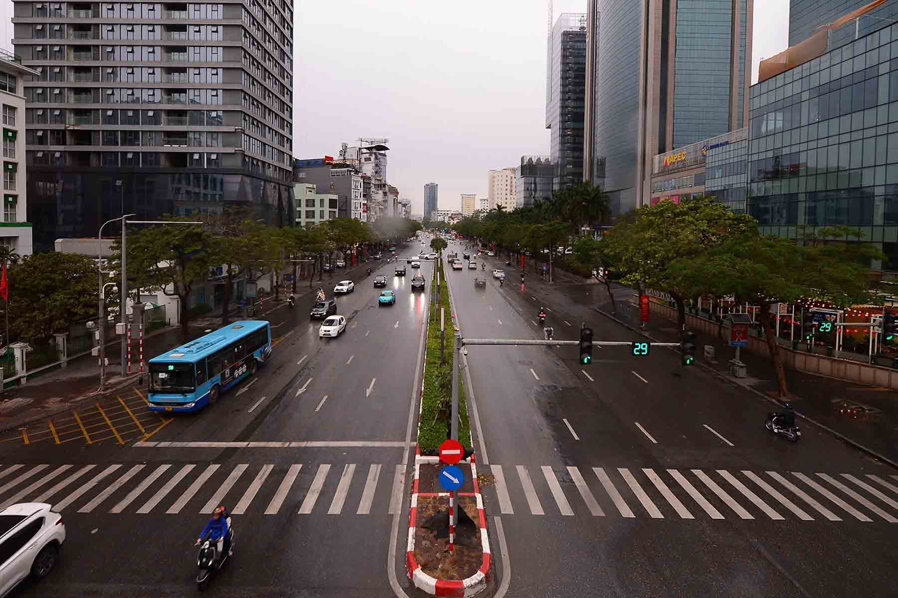 Nguoi dan tu Ha Noi tro ve que don Tet nen duong pho khong con canh xe co chen chuc.