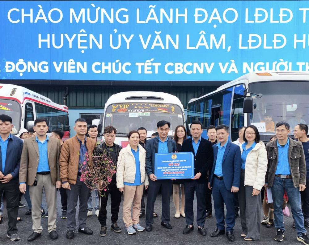 Lanh dao LDLD tinh, huyen Van Lam tang qua va chup anh luu niem voi nguoi lao dong ve que don Tet. Anh: Quang Long