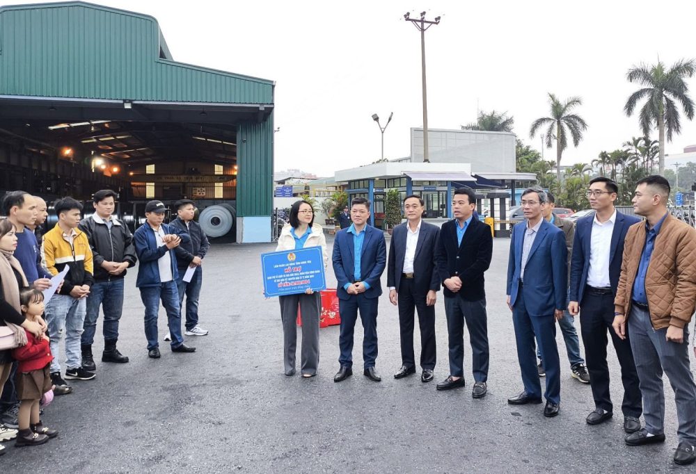 The Provincial Federation of Labor gives gifts to workers returning home for Tet. Photo: Quang Long