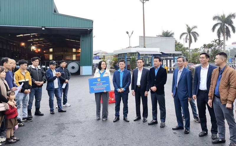 The Provincial Federation of Labor gives gifts to workers returning home for Tet. Photo: Quang Long