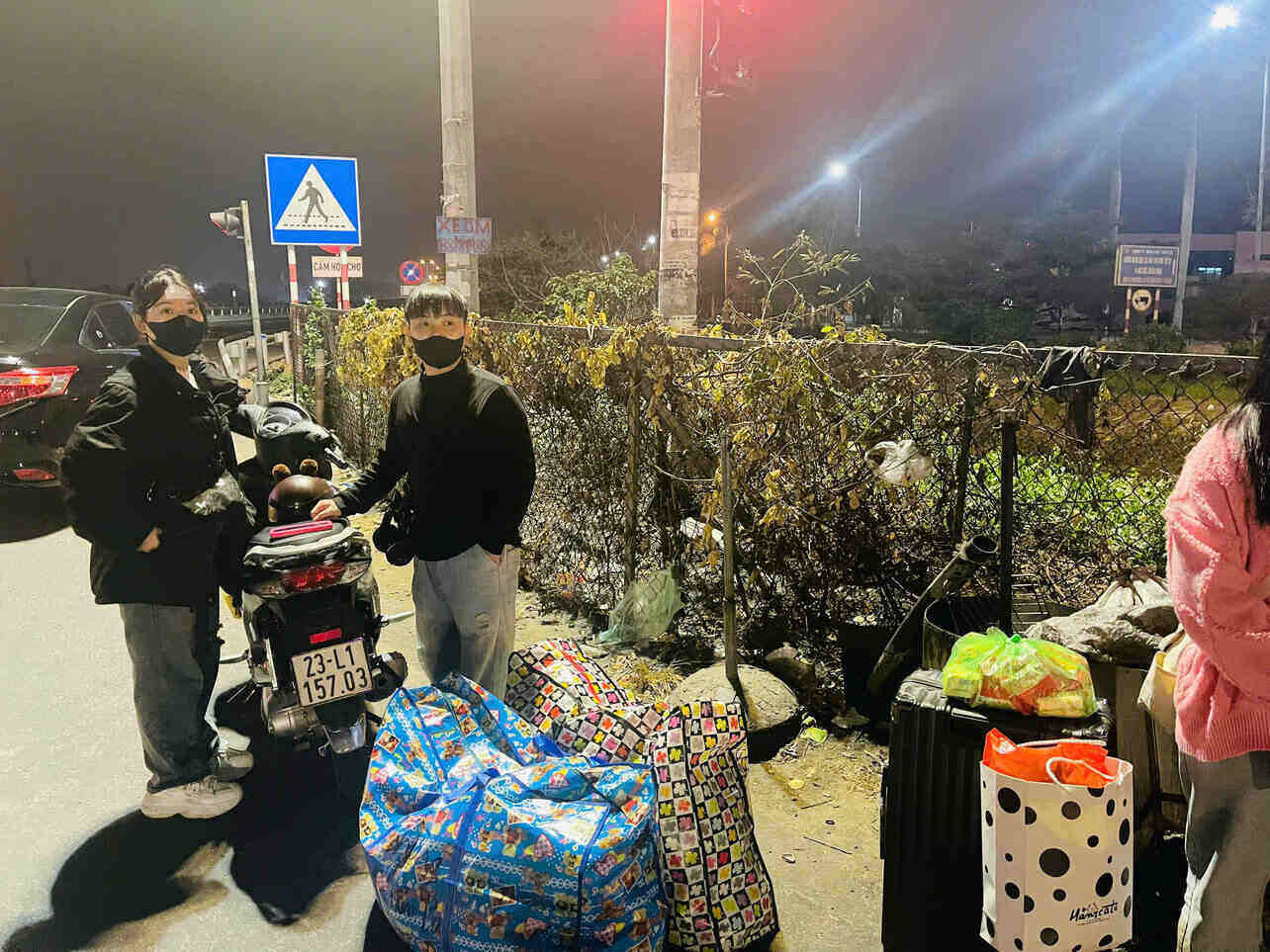 Many Hai Duong workers eagerly waited for the bus to return home for Tet. Photo: Mai Huong