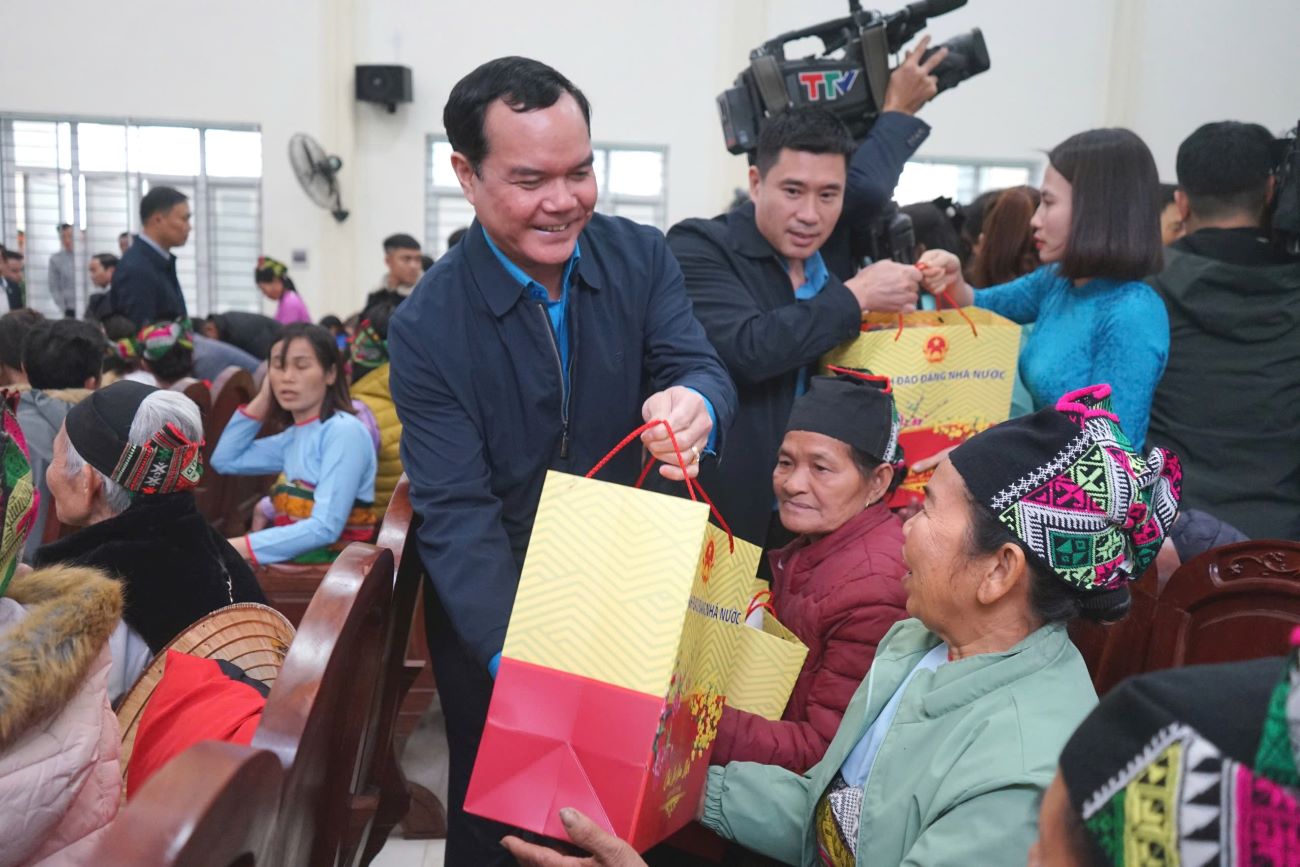 Chủ tịch Tổng LĐLĐ Việt Nam Nguyễn Đình Khang tặng quà cho đoàn viên, gia đình hộ nghèo, gia đình chính sách. Ảnh: Quách Du