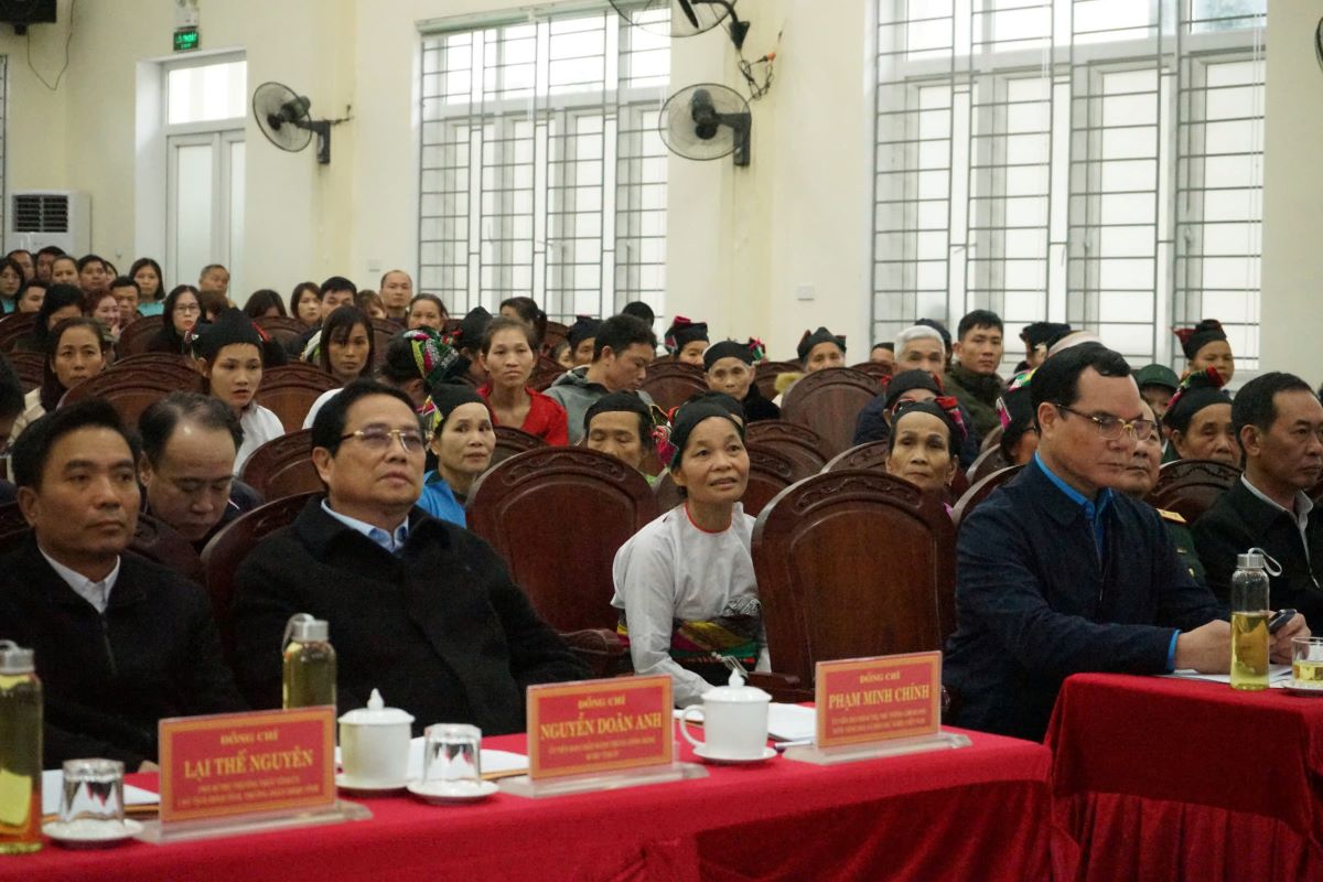 Thủ tướng Phạm Minh Chính, Chủ tịch Tổng LĐLĐ Việt Nam Nguyễn Đình Khang cùng Lãnh đạo Trung ương, Lãnh đạo tỉnh Thanh Hóa tại buổi gặp mặt. Ảnh: Quách Du