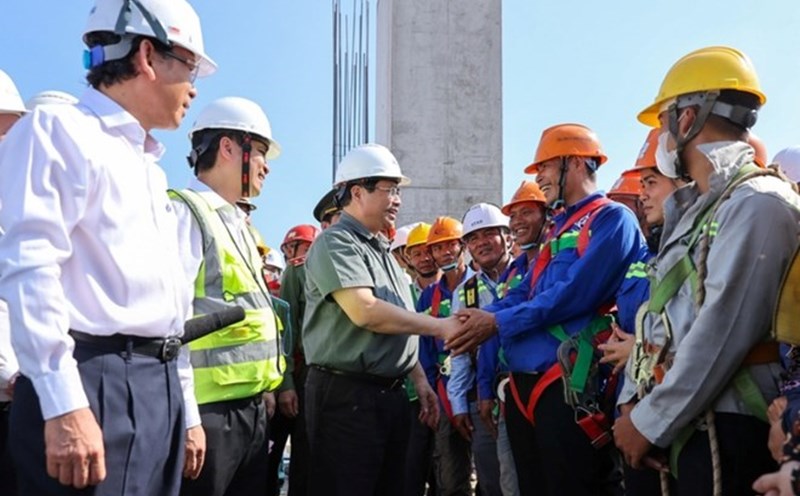 The Prime Minister inspects and encourages workers at the Tan Son Nhat T3 Passenger Terminal project. Photo: VGP/Nhat Bac