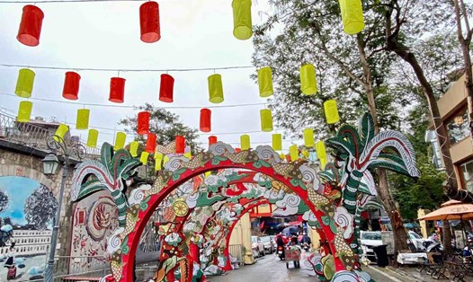 Phố bích họa Phùng Hưng (quận Hoàn Kiếm, Hà Nội) trang hoàng dịp Tết Nguyên đán. Ảnh: Nhật Minh