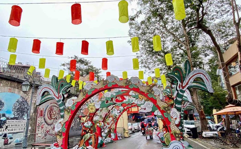 Phung Hung mural street (Hoan Kiem district, Hanoi) decorated for Lunar New Year. Photo: Nhat Minh