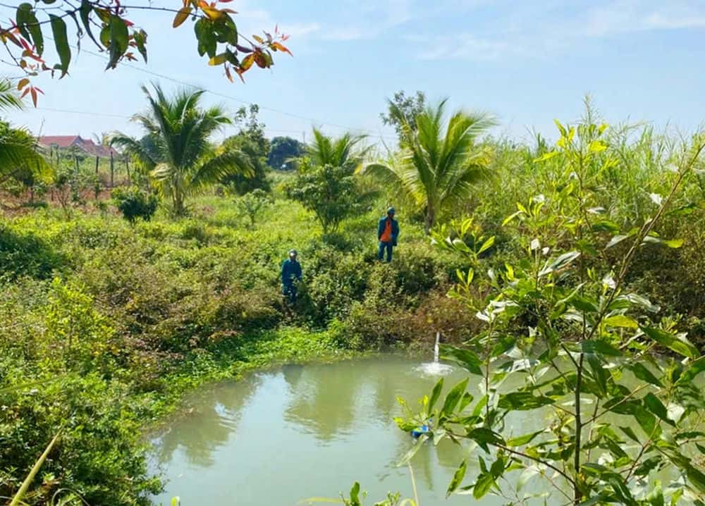 People in Dong commune continue to search for the remaining missing victims on rivers and streams. Photo: Le Kien