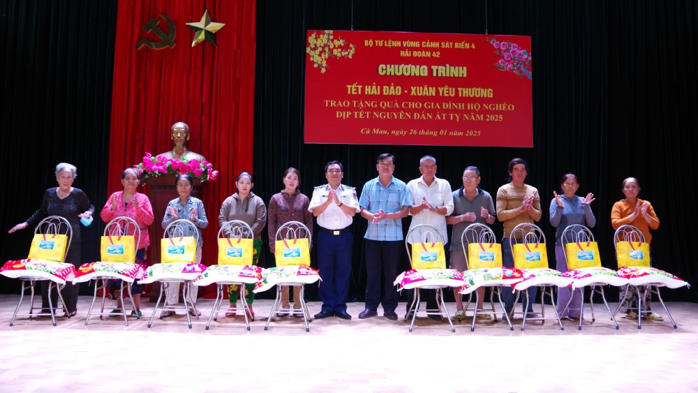 Lieutenant Colonel Trinh Minh Hien - Political Commissar of Squadron 42 and representative of the Fatherland Front Committee of Nam Can town presented gifts to poor households on the occasion of Tet. Photo: Squadron 42