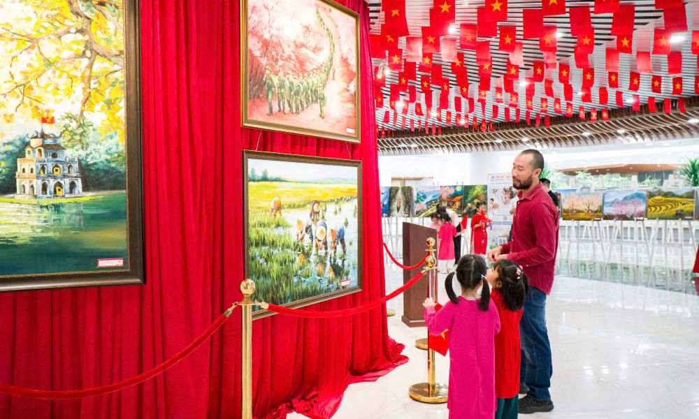 Colorful Vietnamese Tet through paintings by Da Nang children. Photo: Tran Thi