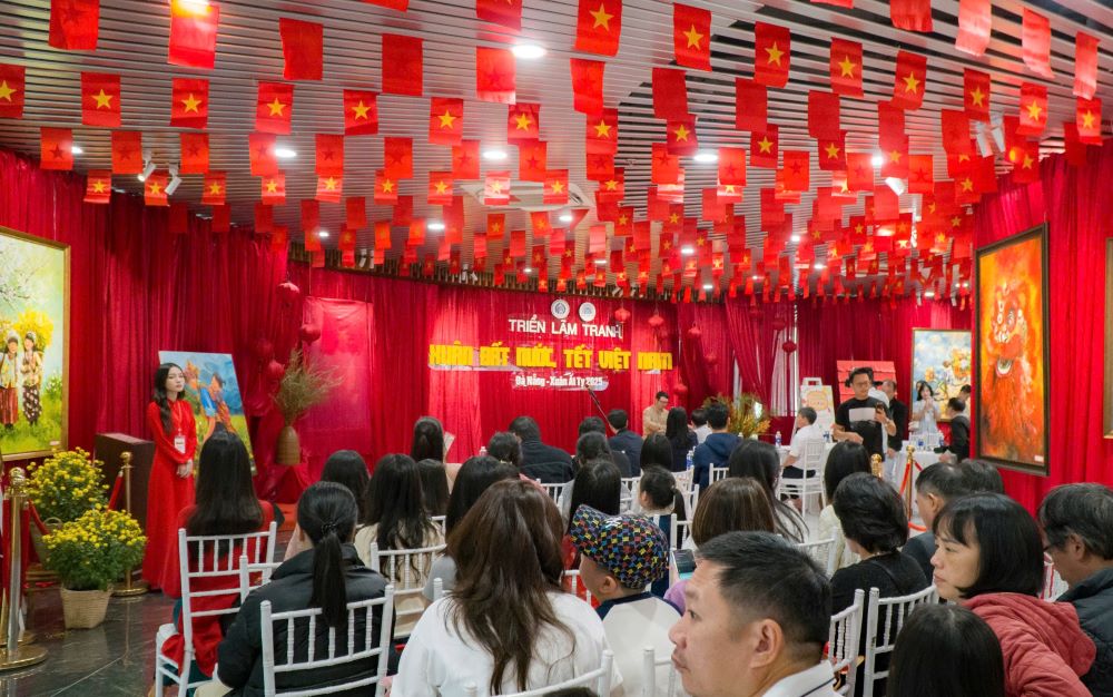 Trien lam quy tu hon 100 buc tranh ve Viet Nam, ve Dat nuoc, ve mua xuan que huong va con nguoi duoc ve va hoan thien boi nhung em thieu nhi tai nang. Anh: Nguyen Thi