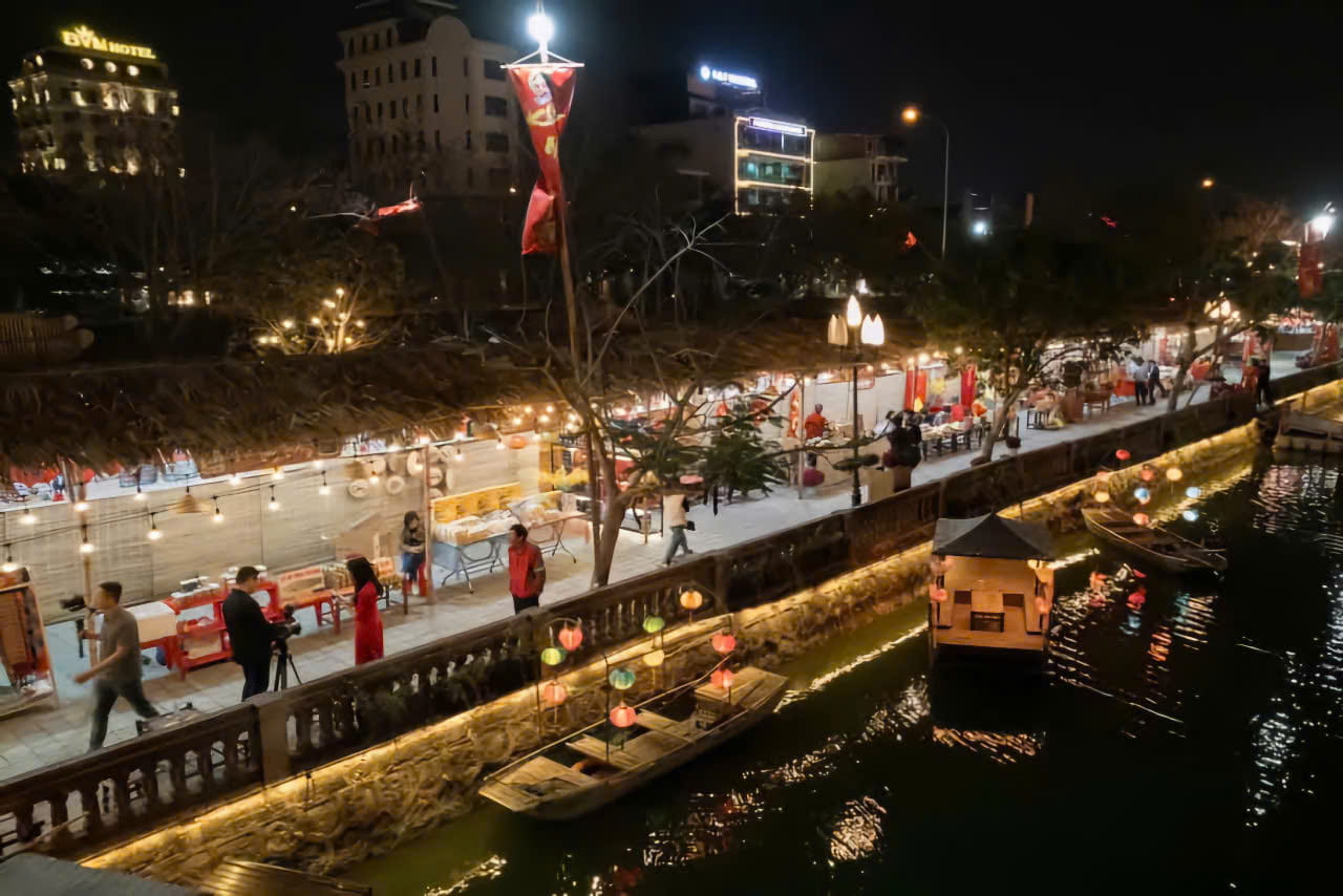 The program of the old Tet market space was held in Hoa Lu ancient town (Hoa Lu city, Ninh Binh). Photo: Nguyen Truong