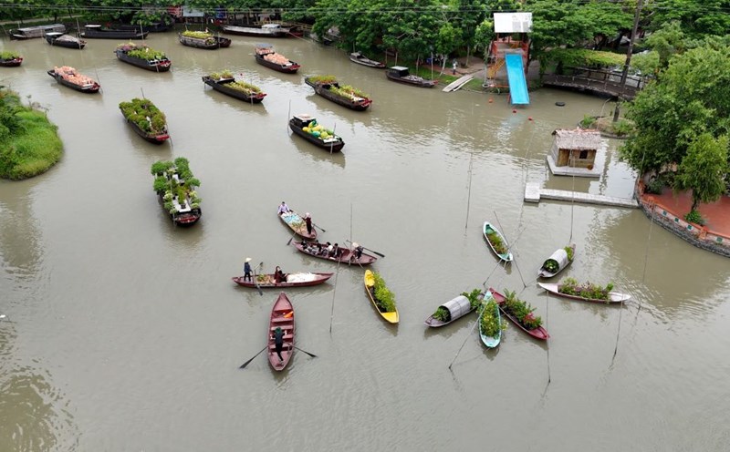 Re-enacting the Spring floating market in Can Tho. Photo: Ta Quang