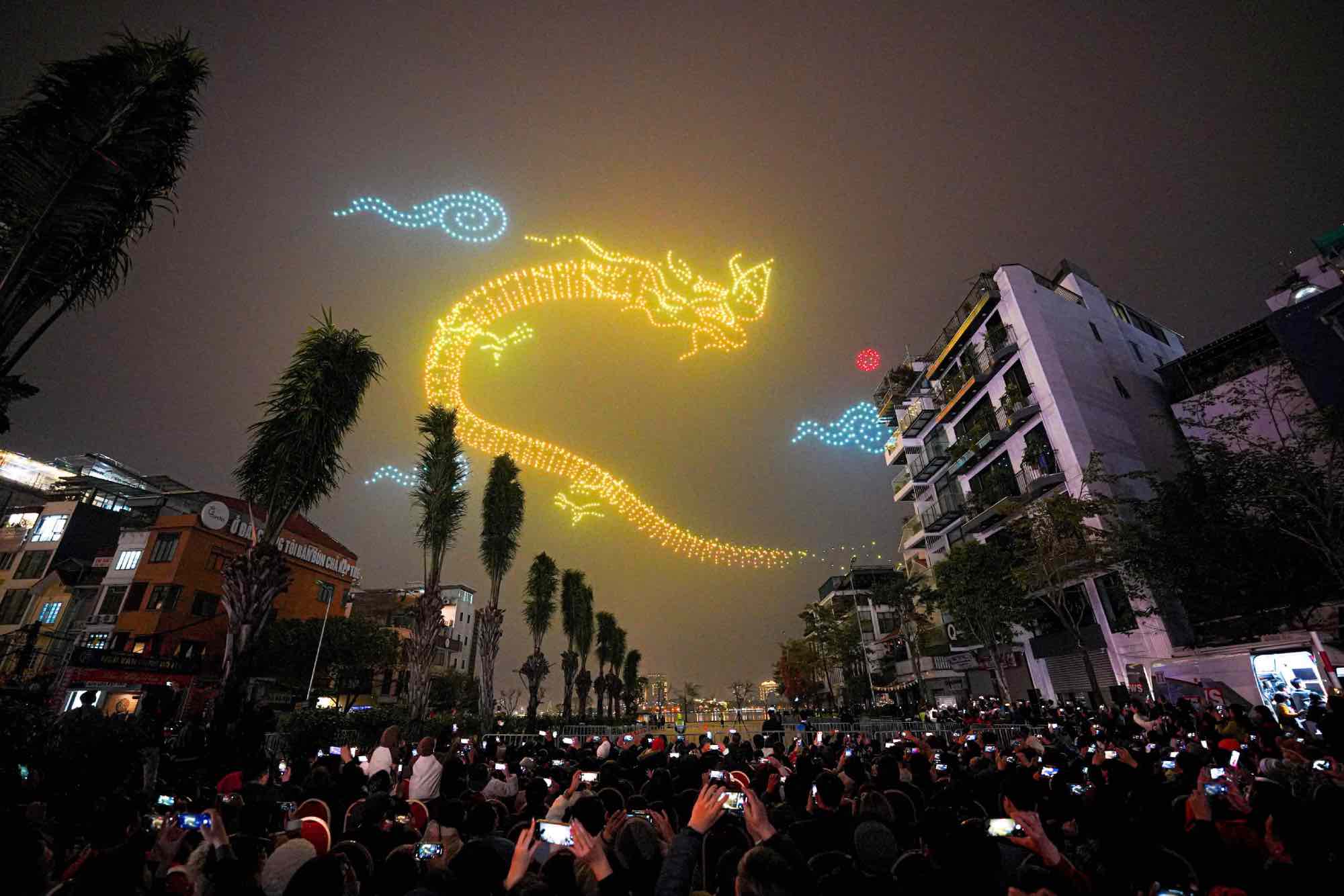 Hình ảnh drone trình diễn ánh sáng tại Rực rỡ Thăng Long 2024 thu hút sự quan tâm của hàng ngàn khán giả. Ảnh: Corex