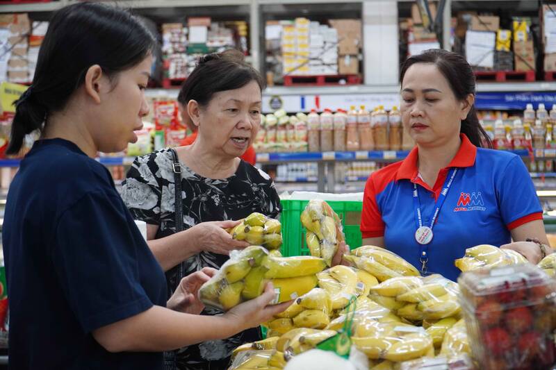 Supermarkets in Ho Chi Minh City extend opening hours to serve customers during Tet. Photo: Ngoc Le