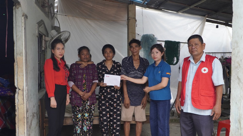 Giving readers' support money to Ms. Thi Ly's family. Photo: Xuan Nhi