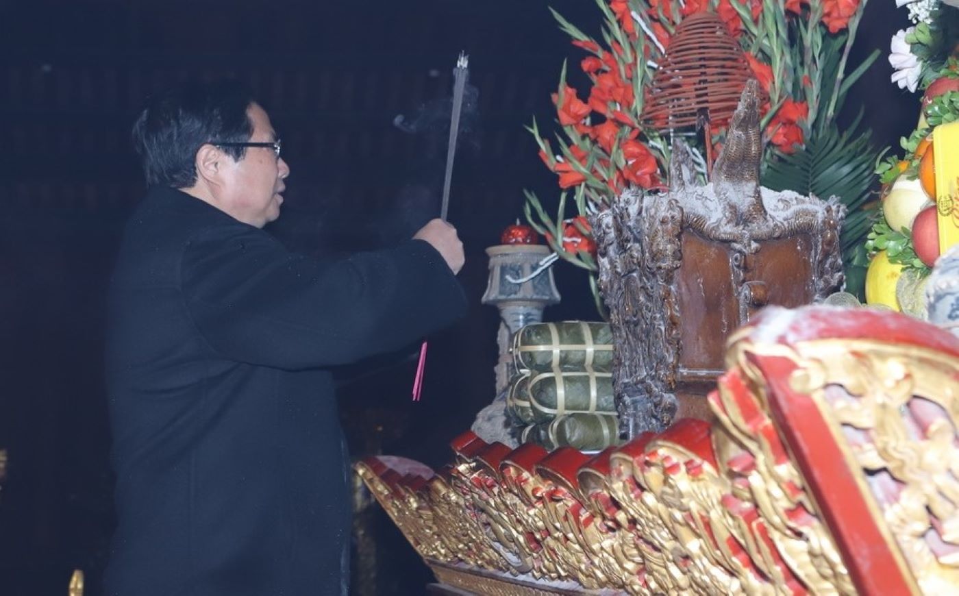 Prime Minister Pham Minh Chinh offers incense at the main hall of Lam Kinh National Special Relic Site. Photo: Minh Hieu