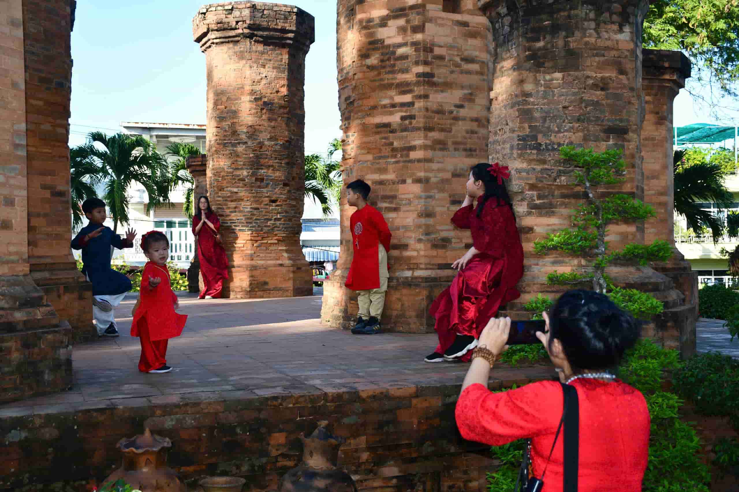 Di tich Thap Ba Ponagar la diem tham quan khong the bo qua cua du khach trong va ngoai nuoc khi den voi pho bien Nha Trang. Anh: Binh Quy