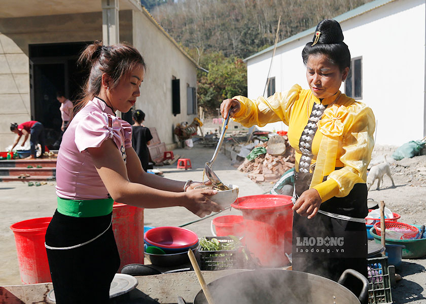 Sau nhung mat mat do lu quet gay ra, nguoi dan noi day dang tung buoc dung lai cuoc song.