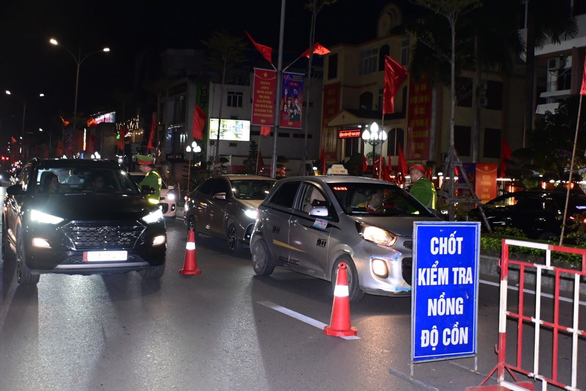 Lực lượng chức năng kiểm tra nồng độ cồn người tham gia giao thông. Ảnh minh họa: Công an TP Hải Phòng