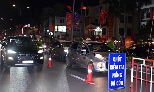 Lực lượng chức năng kiểm tra nồng độ cồn người tham gia giao thông. Ảnh minh họa: Công an TP Hải Phòng