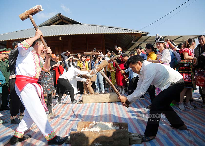 Sau nhung ngay thang day kho khan tap trung khac phuc hau qua tran lu quet xay ra vao cuoi thang 7.2024, xa bien gioi Muong Pon (huyen Dien Bien, tinh Dien Bien) dang khoac len minh mot dien mao moi nhieu suc song.