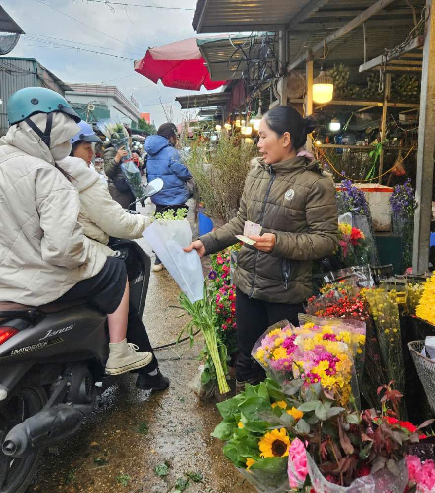 Quang Ba Market on the afternoon of the 27th of Tet is crowded with customers buying flowers. Photo: Quynh Chi