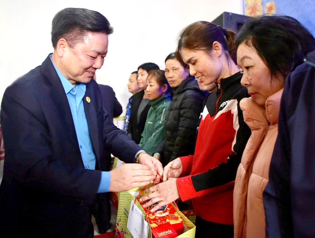 Mr. Ha Duc Quang - Chairman of Phu Tho Provincial Labor Federation presents Tet gifts to union members in difficult circumstances. Photo: Mai Hoa