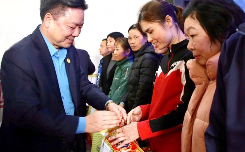 Mr. Ha Duc Quang - Chairman of Phu Tho Provincial Labor Federation presents Tet gifts to union members in difficult circumstances. Photo: Mai Hoa