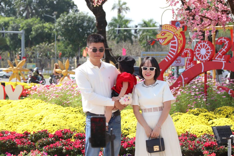 People and tourists flock to the Tet Flower Street in Da Nang. Photo: Nguyen Linh