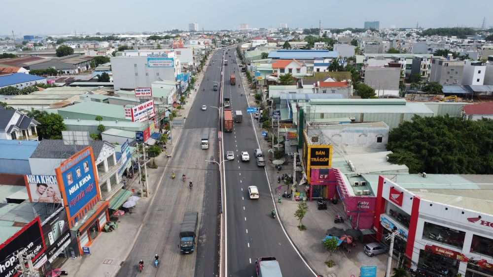 Gi u nguyen hien trang 6,5km duong DT 743 va DT 747 da duoc dau tu 6 lan xe. Anh: Dinh Trong