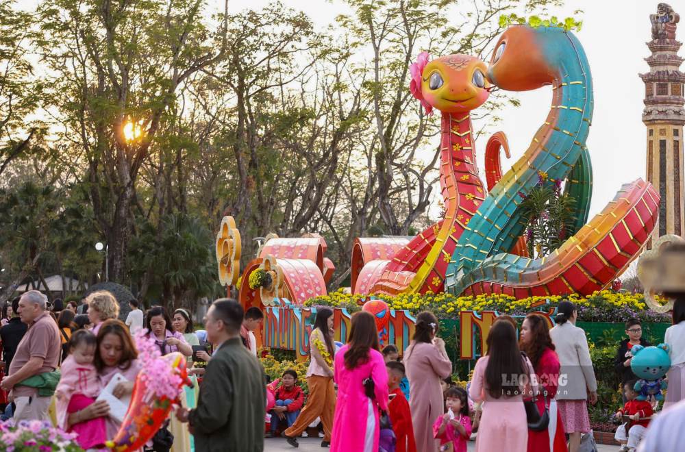 Mot “cong vien hoa” duoc bo tri, sap dat tren khong gian rong, trai dai theo dong song Huong. Cung voi khong gian trung bay cay kieng, cac vat luu niem nhan duoc su quan tam lon tu du khach.