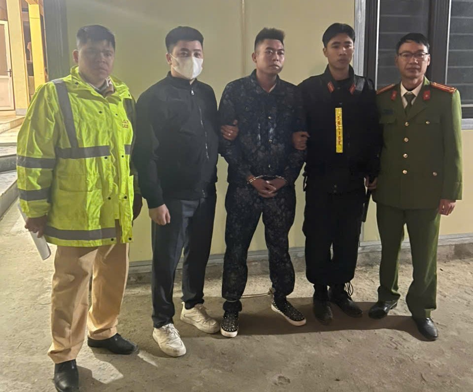 Công an thị xã Sa Pa bắt giữ thành công đối tượng giết người Lê Chí Hưng. Ảnh: Công an cung cấp
