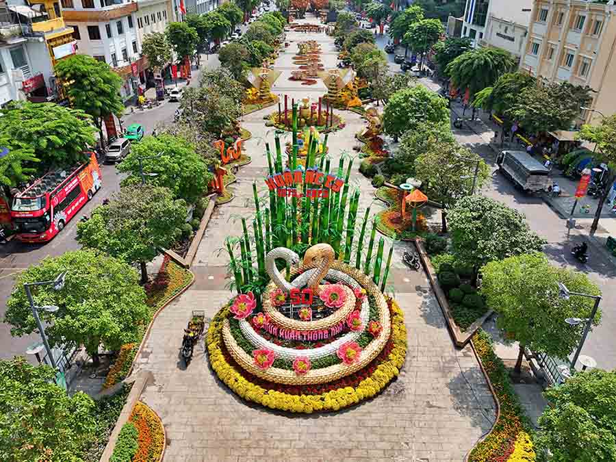 Ghi nhan cua Lao Dong ngay 26.1 (tuc ngay 27 thang Chap) tai duong hoa Nguyen Hue (Quan 1), cac cong nhan dang tat bat thi cong de hoan thanh cac cong doan cuoi cung, chuan bi khanh thanh duong hoa, mo cua don nguoi dan, du khach den tham quan.