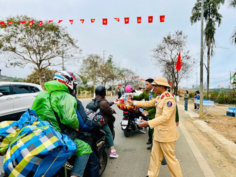 Son La police provide drinking water, snacks, and support workers returning home for Tet. Photo: Anh Tuan