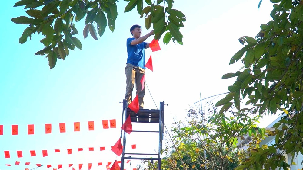 People decorate along the streets to celebrate Tet. Photo: H.Nguyen