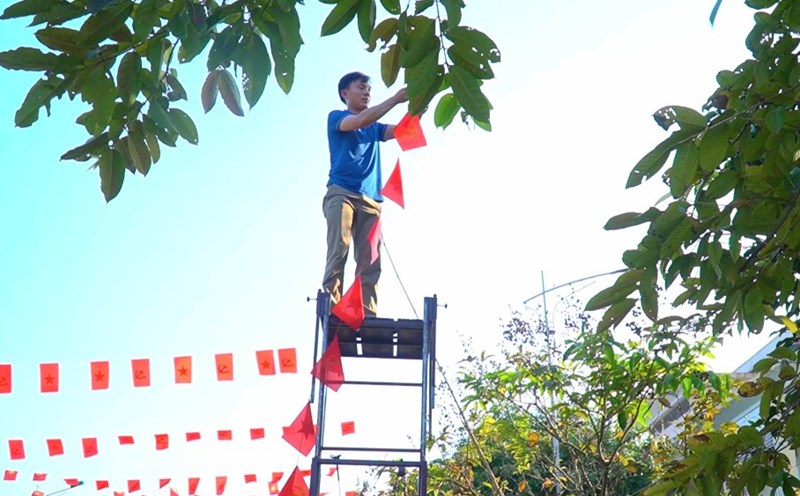 People decorate along the streets to celebrate Tet. Photo: H.Nguyen