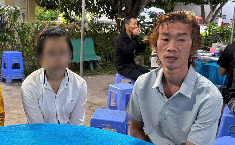 A traffic accident on the way home for Tet took the life of a female worker, leaving only her husband and motherless child. Photo: Hoang Loc