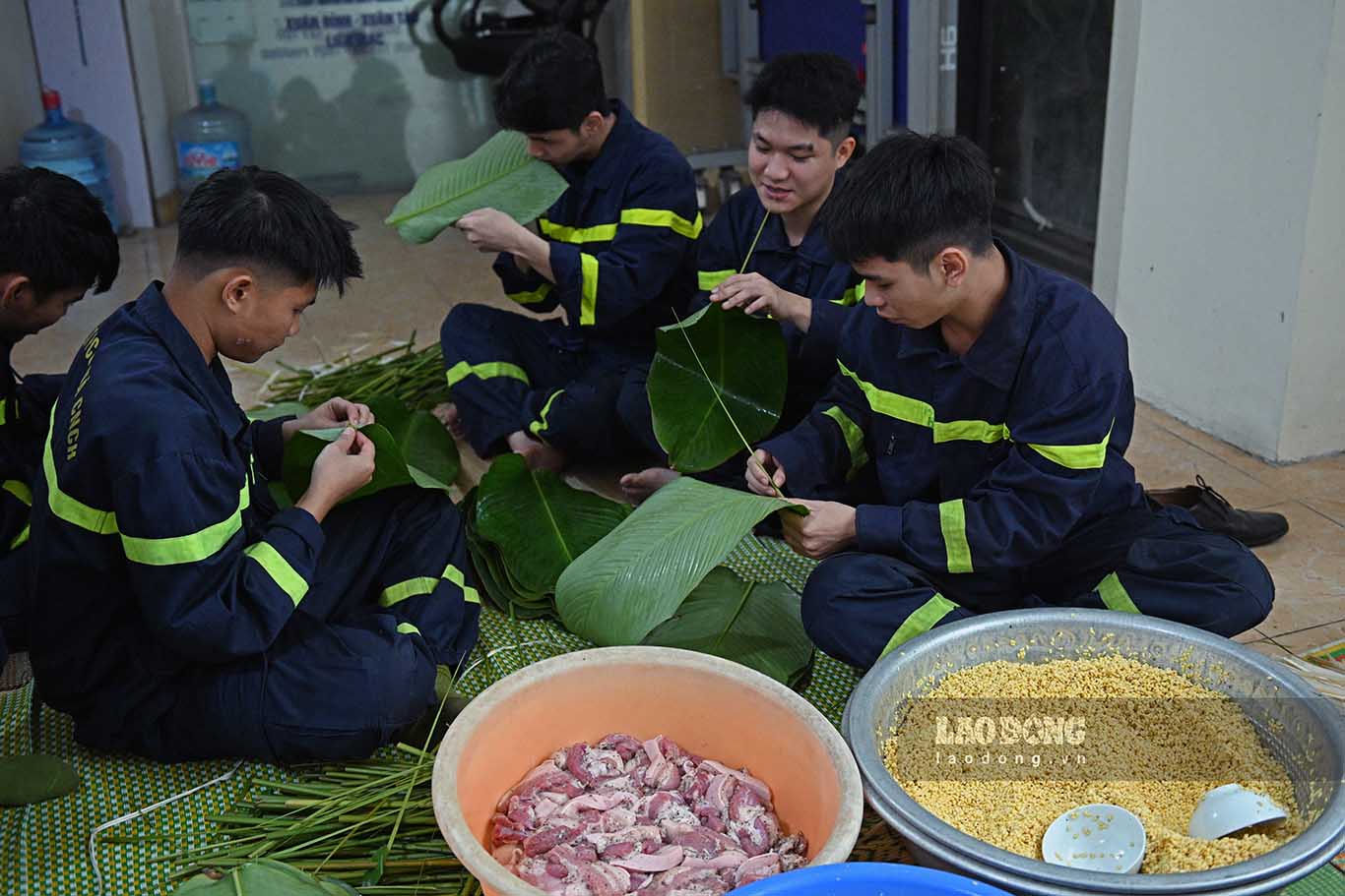 Đã thành thông lệ, những ngày cận kề Tết Nguyên đán, cán bộ, chiến sĩ Đội Cảnh sát Phòng cháy chữa cháy và Cứu nạn cứu hộ (PCCC&CNCH, Công an quận Bắc Từ Liêm, Hà Nội) lại cùng nhau gói bánh chưng để đón Tết ngay tại đơn vị.