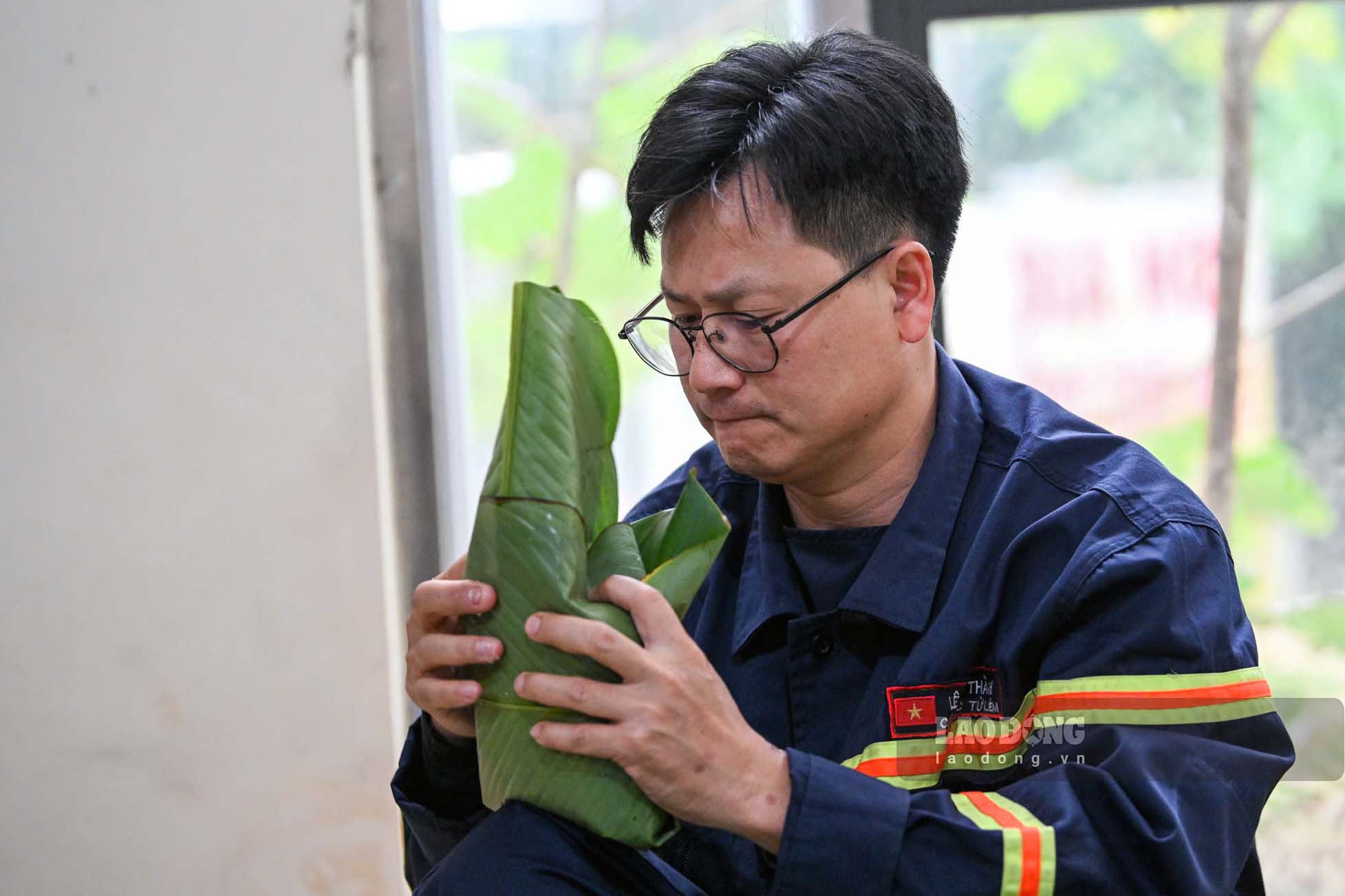 Các cán bộ, chiến sĩ vừa túc trực nhiệm vụ vừa quây quần gói bánh chưng đón Tết Nguyên đán Ất Tỵ 2025.